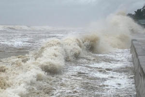 Sóng lớn tấn công “phố biển” ở Nghệ An trước giờ bão số 8 đổ bộ