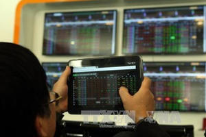 Thị trường chứng khoán lao dốc phiên đầu năm Canh Tý