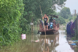 Thủy điện Hòa Bình xả lũ, bãi giữa sông Hồng ngập sâu, người dân Thủ đô dùng đò qua đường