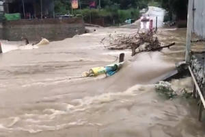 Vĩnh Phúc: Mưa lớn kéo dài, nhiều tuyến đường ngập cục bộ Vĩnh Phúc: Mưa lớn kéo dài, nhiều tuyến đường ngập cục bộ