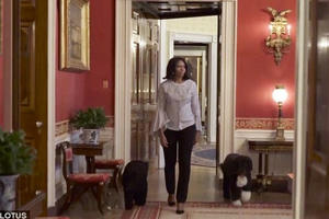 Bà Michelle Obama cùng chó cưng đi dạo lần cuối tại Nhà Trắng