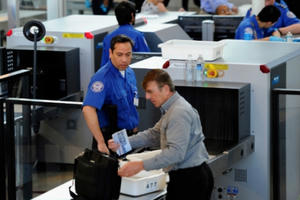 Khách mang súng 'lọt' qua an ninh sân bay do Chính phủ Mỹ ngừng hoạt động?