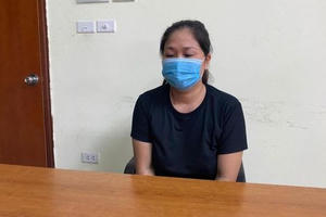 Chồng say xỉn vi phạm quy định chống dịch, vợ nhảy vào hành hung công an