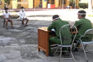Hai thanh niên trốn khỏi khu cách ly vừa về đến nhà thì bị phát hiện