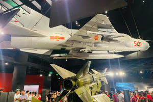 Dòng người nô nức đổ về Bảo tàng lịch sử Quân sự Việt Nam dịp Quốc khánh 2/9