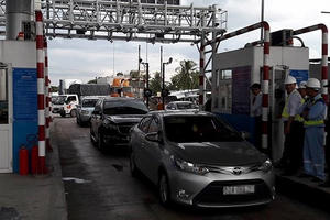 Hà Tĩnh, Quảng Bình xả trạm thu phí BOT trong bão, Bến Thủy 'tận thu'