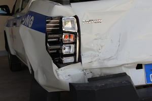 Xe chở quá tải, tài xế húc thẳng vào xe CSGT rồi bỏ trốn