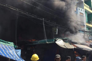 Cháy chợ Hạnh Thông Tây, nhiều sạp hàng bị thiêu rụi Cháy chợ Hạnh Thông Tây, nhiều sạp hàng bị thiêu rụi