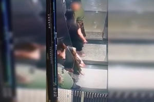 "Sôi máu" với clip người phụ nữ che chắn cho đàn ông tè bậy trong thang máy