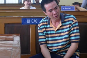 Tưới xăng đốt vợ vì nghi ngoại tình