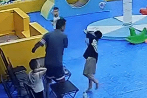 Xác minh trình báo bé trai bị người lớn đánh trong khu vui chơi ở Hà Nội Xác minh trình báo bé trai bị người lớn đánh trong khu vui chơi ở Hà Nội