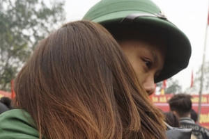 Phút chia tay cảm động tiễn thanh niên lên đường nhập ngũ