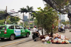 TP Hồ Chí Minh: Nhức nhối vấn nạn lấn chiếm vỉa hè, rác thải “bủa vây” trước trụ sở Đội trật tự đô thị quận 3