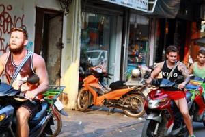 Cho người nước ngoài thuê xe: Hiểm họa khôn lường!