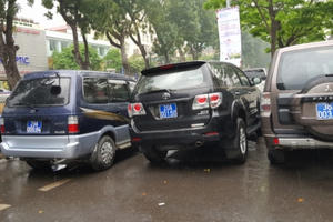 Xe biển xanh "bủa vây" cổng Bộ Y tế là đưa đại biểu dự Hội nghị về khám chữa bệnh