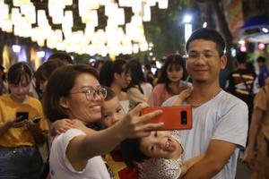 Hà Nội: Hàng nghìn người đổ về phố Hàng Mã chơi Trung Thu
