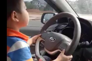 Giật mình với clip bé trai điều khiển ô tô trên đường