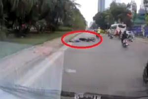 [Clip]: Thanh niên không đội mũ bảo hiểm, phóng nhanh, vượt ẩu và...tự ngã