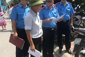 Phạt 25 triệu đồng bãi xe không phép cạnh công viên Thủ Lệ