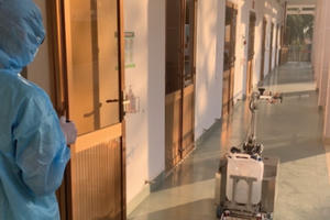 Bệnh viện dã chiến Củ Chi đưa robot khử khuẩn vào hoạt động trong phòng cách ly