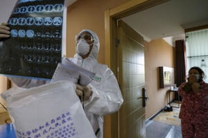 Quan chức Trung Quốc nói virus corona có thể lây truyền qua bụi khí