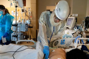 Lựa chọn khó khăn của bác sĩ ở Trung tâm cấp cứu bệnh nhân Covid-19