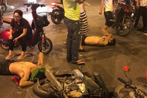 Hà Nội: Hai thanh niên say rượu lái xe máy đâm vào cô gái đang mang bầu