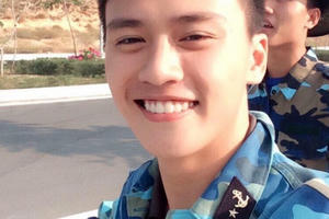 Chàng lính hải quân có nụ cười ấm áp gây "sốt" mạng