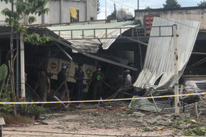 Xe ben tông sập 3 nhà dân, nhiều người bị thương