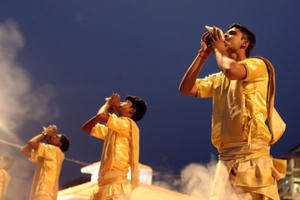 Nhìn ngắm, cảm nhận cuộc sống bên sông Hằng Nhìn ngắm, cảm nhận cuộc sống bên sông Hằng