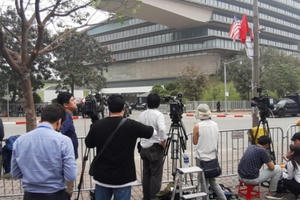 Họp báo Thượng đỉnh Mỹ - Triều: Hàng chục phóng viên túc trực bên ngoài khách sạn Marriot Họp báo Thượng đỉnh Mỹ - Triều: Hàng chục phóng viên túc trực bên ngoài khách sạn Marriot