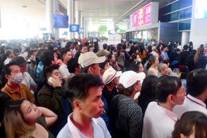 Biển người chen chân tại Tân Sơn Nhất đón người thân về quê ăn Tết