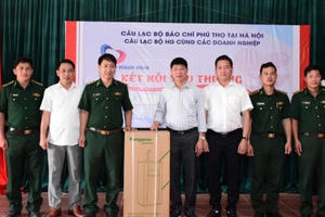 CLB Báo chí Phú Thọ thăm, tặng quà cho học sinh và gia đình có hoàn cảnh khó khăn tại Lào Cai