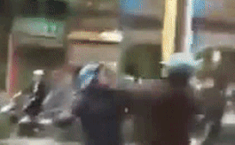 Hải Phòng: 2 người đàn ông trung niên thi thố quyền cước giữa phố đông sau va chạm giao thông Hải Phòng: 2 người đàn ông trung niên thi thố quyền cước giữa phố đông sau va chạm giao thông