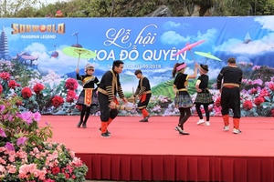 Du khách nước ngoài say mê khám phá Sun World Fansipan Legend mùa đỗ quyên