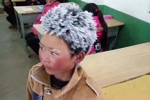 Cậu bé nghèo Trung Quốc tóc đông đá vượt 5 km đến trường