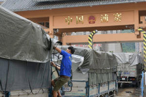 Cả ngàn xe nông sản nằm chờ qua khẩu để sang Trung Quốc