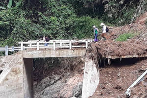 Rùng mình cảnh giáo viên đi bộ hơn 17km “cõng chữ lên non”