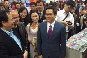 Phó Thủ tướng Vũ Đức Đam thăm gian trưng bày Báo Pháp luật Việt Nam tại Hội Báo toàn quốc 2017
