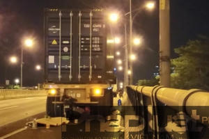 TPHCM: Xe máy tông đuôi container, 1 người tử vong