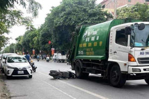 Ngã xuống đường, cô gái bị xe rác cán tử vong