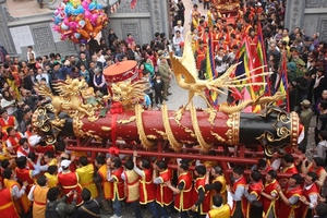 Tưng bừng lễ hội rước "ông Pháo" khổng lồ Đồng Kỵ