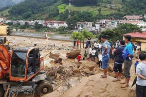 BIDV dành hơn 300 triệu đồng hỗ trợ gia đình có nạn nhân thiệt mạng trong đợt mưa lũ