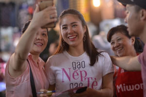 Lê Phương của "Gạo nếp gạo tẻ" đi đến đâu đều khiến khán giả phát "điên"