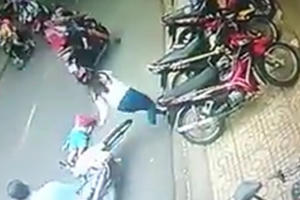 [Clip]: Bé trai bị xe máy đâm bất tỉnh do bất cẩn của mẹ
