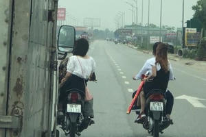 Công an triệu tập nhóm nam thanh nữ tú “đầu trần” điều khiển xe máy chặn ô tô trên quốc lộ