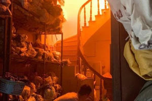 Hà Nội: "Bà hỏa" bất ngờ thiêu cháy 3 căn nhà ở phường Hàng Mã