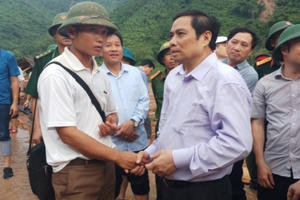 Trưởng ban Tổ chức Trung ương Phạm Minh Chính thăm bà con vùng lũ Mường Lát Trưởng ban Tổ chức Trung ương Phạm Minh Chính thăm bà con vùng lũ Mường Lát