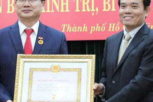 Bí thư Thành ủy TPHCM Nguyễn Thiện Nhân nhận Huy hiệu 40 năm tuổi Đảng