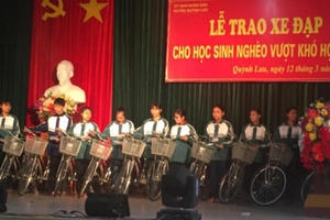 Ngân hàng OCB trao xe đạp tiếp sức đến trường tại Nghệ An